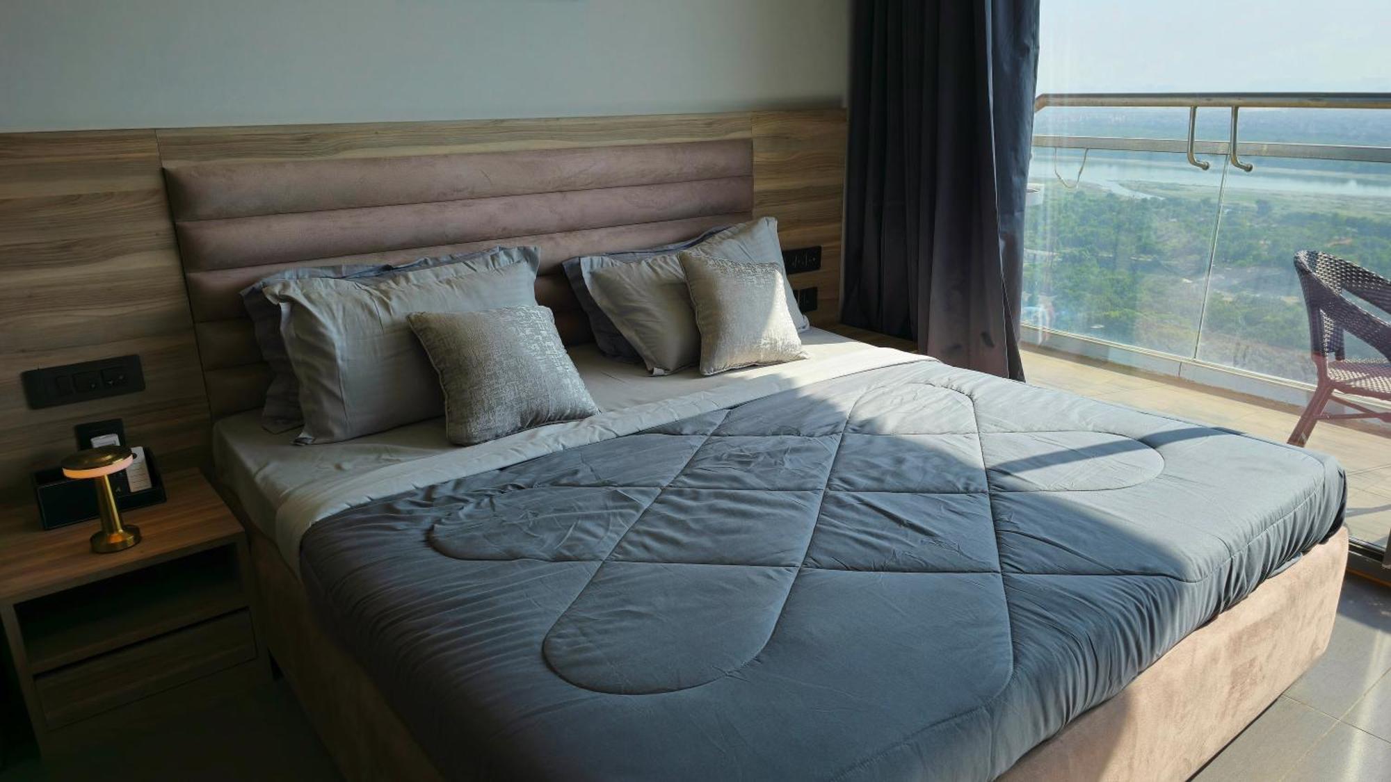 The Luxe Living Hotel Noida Ngoại thất bức ảnh